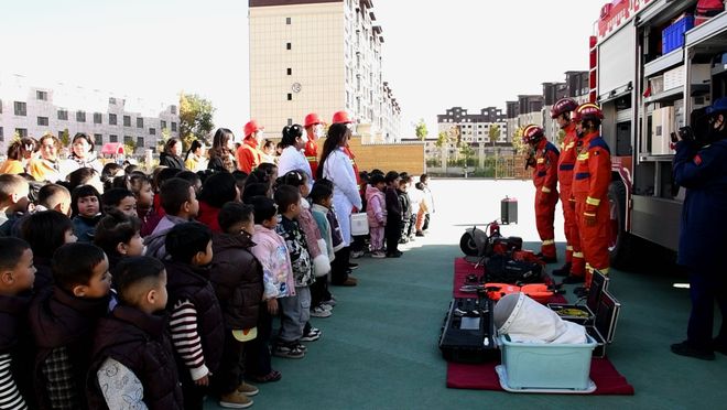 星空体育网站：消防演练进校园安全“童”行护成长(图3)