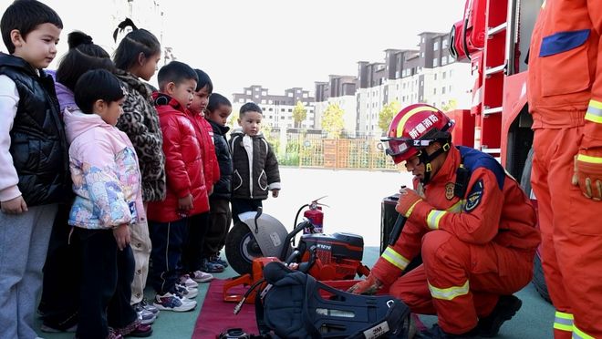 星空体育网站：消防演练进校园安全“童”行护成长(图2)