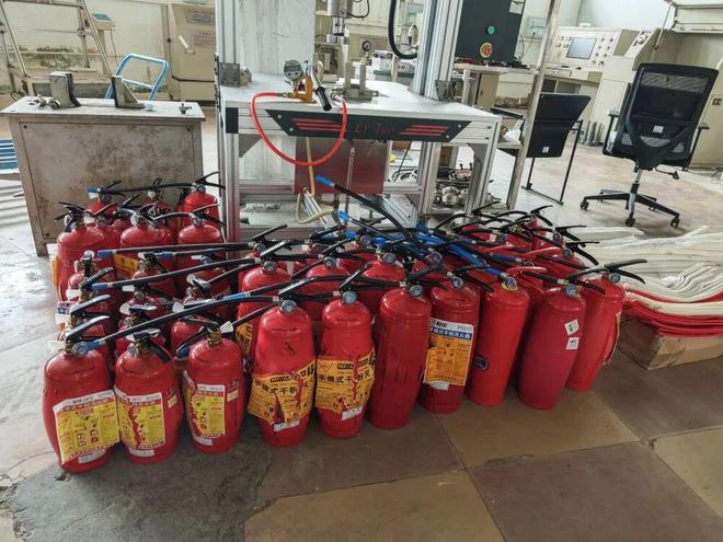 灭火器灭不了火苗消防水带一进水就破裂……不合格消防产品何以流入市场？(图2)