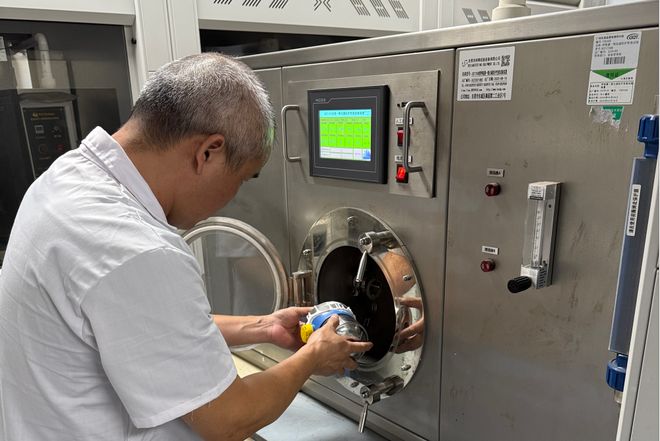 灭火器灭不了火苗消防水带一进水就破裂……不合格消防产品何以流入市场？(图1)