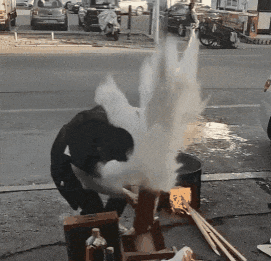 灭火器当“尾喷”?两男子街头飙车狂喷灭火器或面临处罚→(图1)