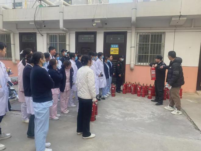 渭南市妇幼保健院开展灭火器实操培训筑牢医疗安全“防火墙”(图1)