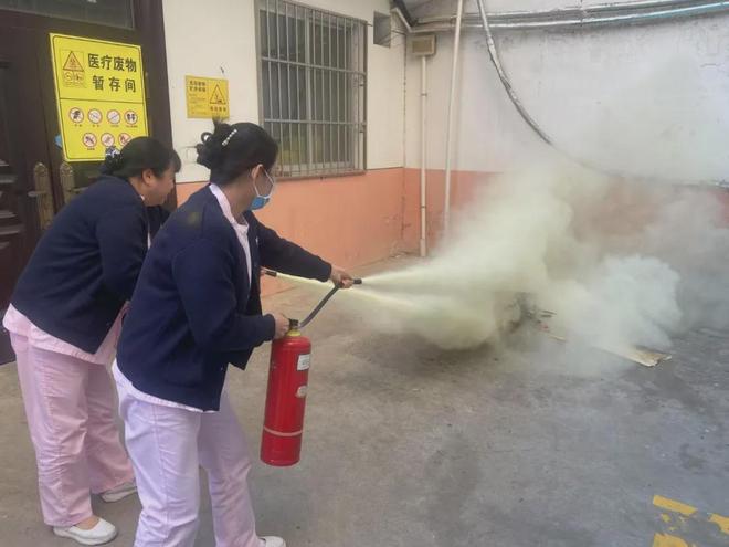 渭南市妇幼保健院开展灭火器实操培训筑牢医疗安全“防火墙”(图2)