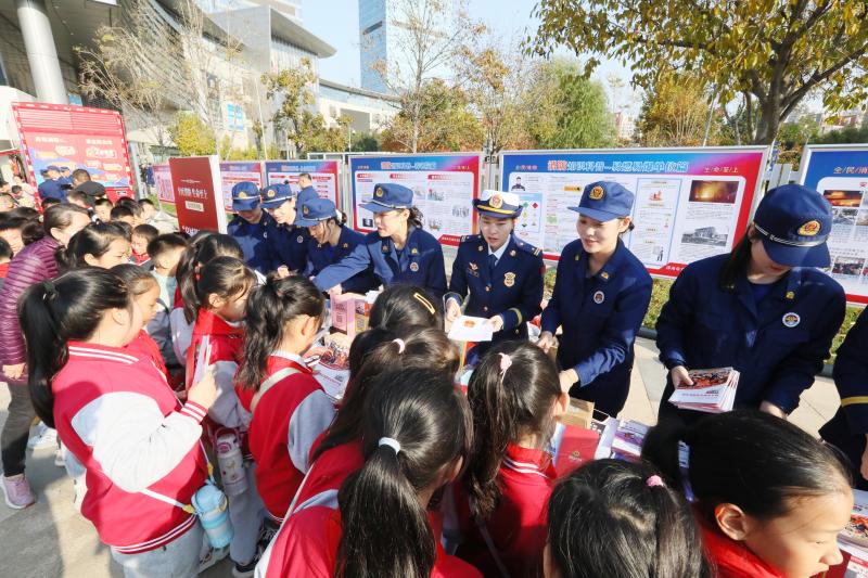 济南消防：科普集市“摆摊”忙消防安全“干货”多(图2)