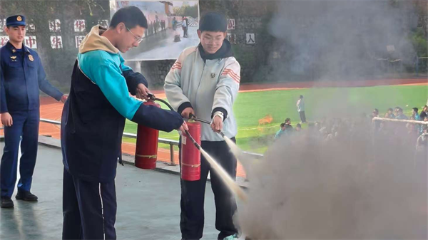 星空体育网站：怀化市宏宇中学开展消防知识培训活动(图2)