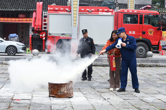 星空体育网站：昭平消防：科普与体验同行守护古建筑消防安全(图2)