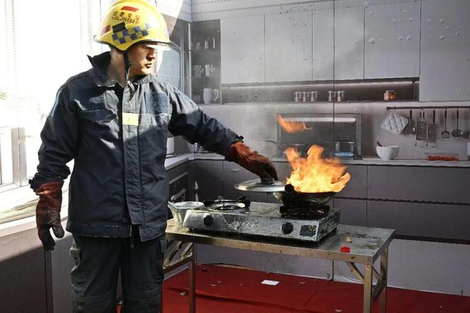 油锅起火怎么办？很多居民第一步就做错了？(图2)