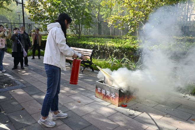 油锅起火怎么办？很多居民第一步就做错了？(图4)