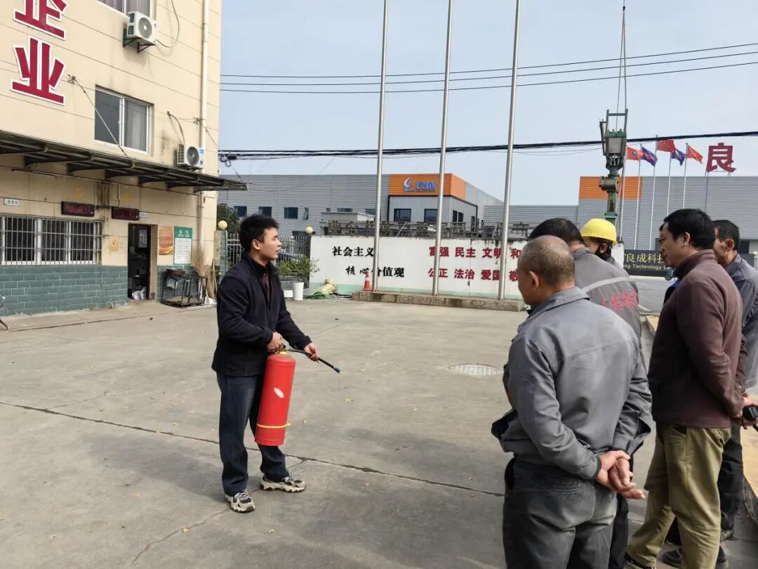 老新镇重点企业开展消防演练(图2)