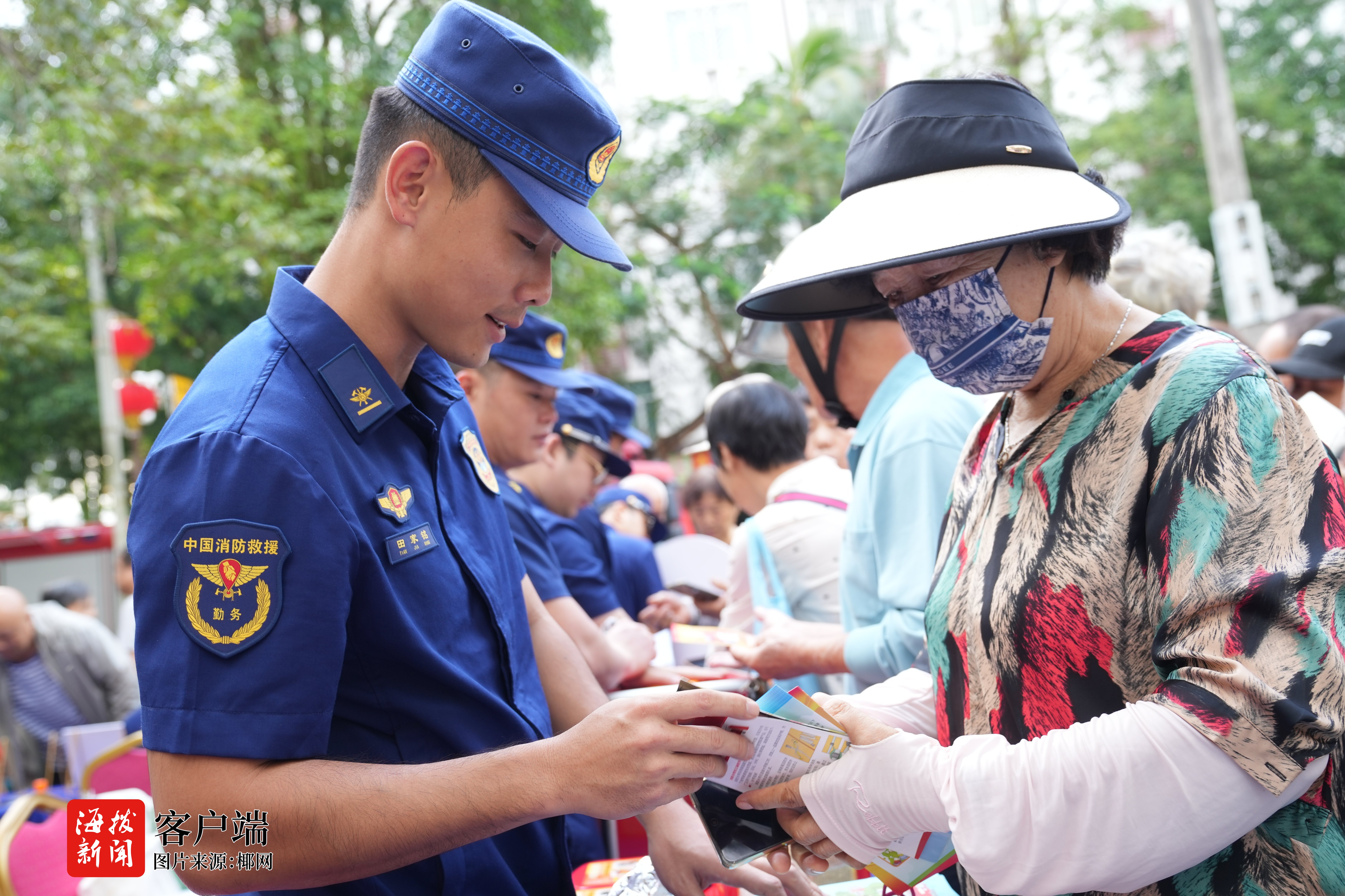 保亭消防开展“蓝焰守护防火无忧”消防安全主题宣传活动(图1)