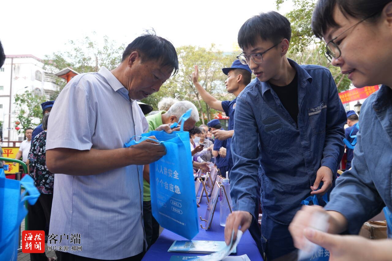 保亭消防开展“蓝焰守护防火无忧”消防安全主题宣传活动(图2)
