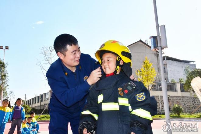星空体育：消防宣传月丨涟源市消防救援大队开放科普教育基地迎来萌娃探秘(图1)