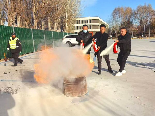 星空体育：银川科技学院举行教职工冬季消防安全知识培训及灭火演练(图1)