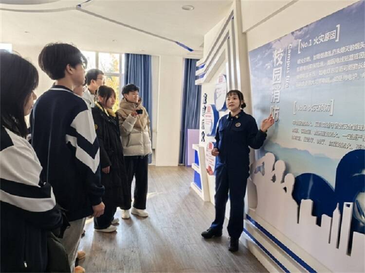 烟台高新消防组织开展消防站开放日活动(图1)