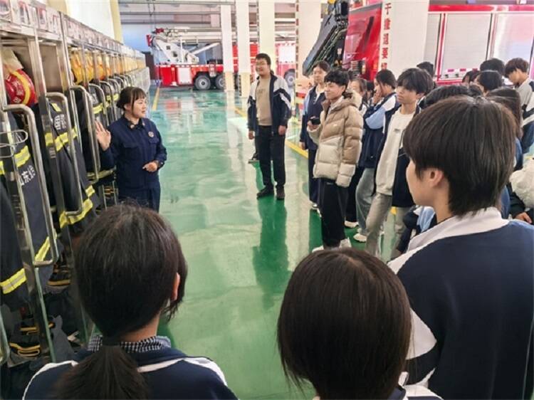 烟台高新消防组织开展消防站开放日活动(图2)