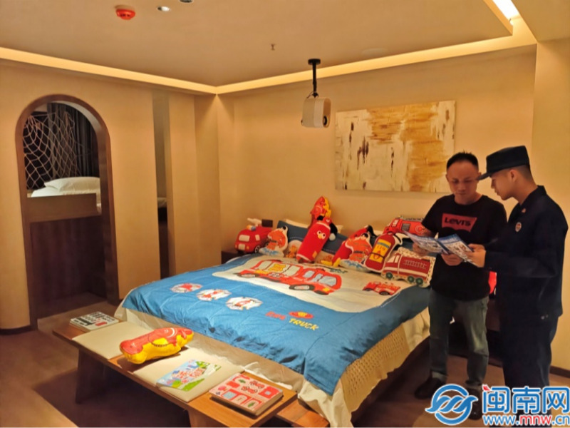 南靖：消防“夜话”进主题民宿安全宣讲“常念常新”(图3)