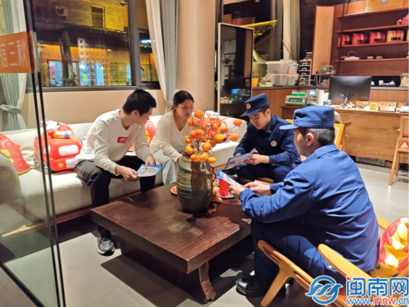 南靖：消防“夜话”进主题民宿安全宣讲“常念常新”(图2)