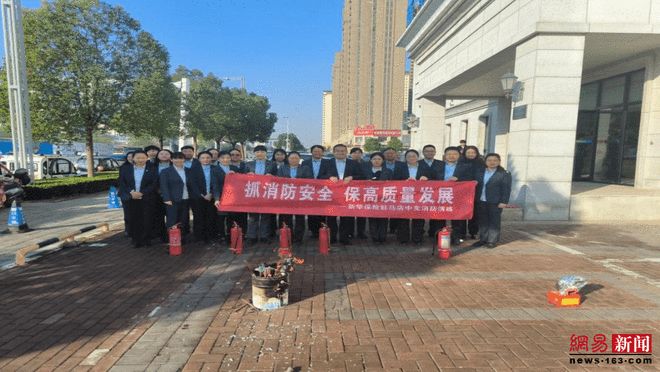 星空体育网站：新华保险驻马店中支开展消防培训和消防演练(图1)
