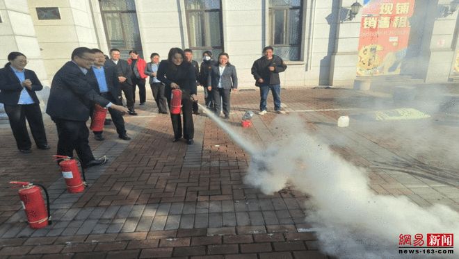 星空体育网站：新华保险驻马店中支开展消防培训和消防演练(图2)