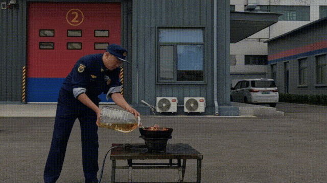 星空体育网站：油锅起火怎么办？学会正确处置方法很重要(图2)