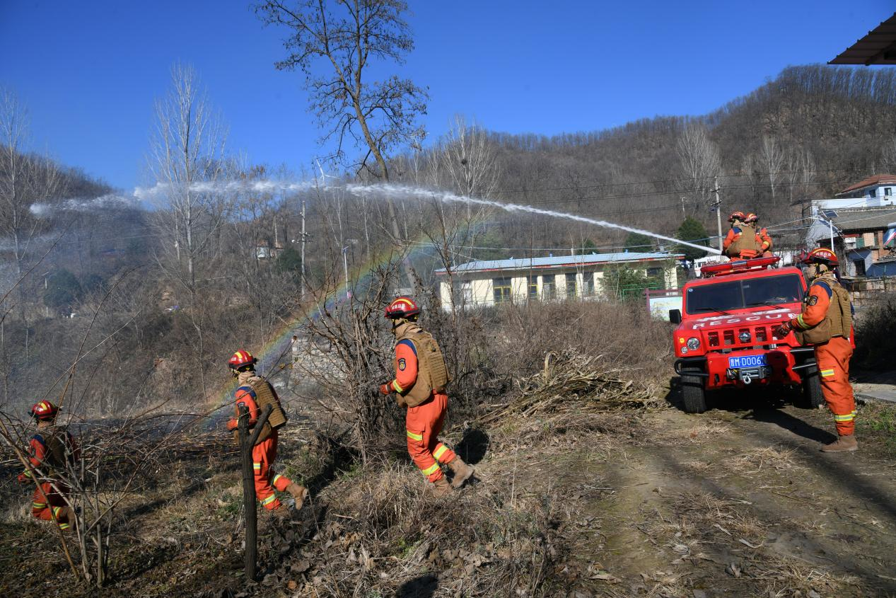 星空体育网站：闻喜县石门乡举行森林防火实战演练协同作战筑牢安全屏障(图2)