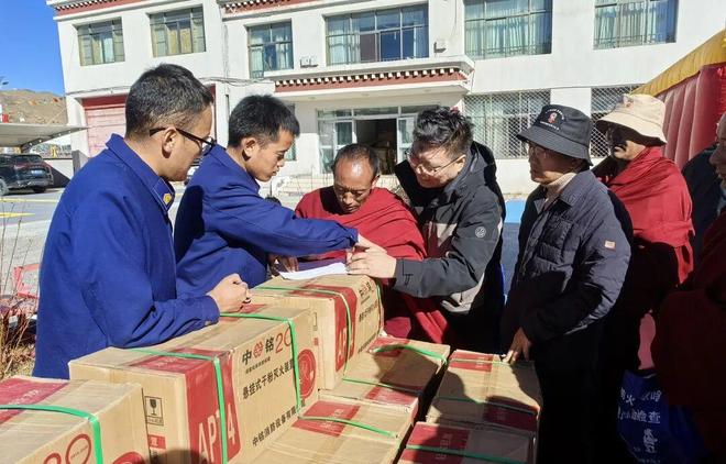 星空体育网站：山南市错那市消防救援大队举行寺庙文物古建筑消防安全达标创建暨器材配发仪式(图2)