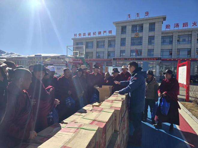 星空体育网站：山南市错那市消防救援大队举行寺庙文物古建筑消防安全达标创建暨器材配发仪式(图1)