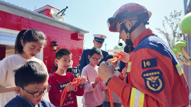 星空体育：跟着消防去“灭火”(图2)