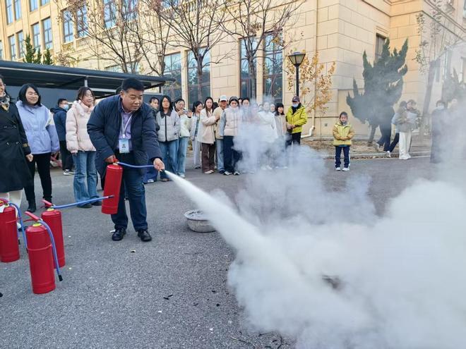 东营市悦来湖小学成功举办灭火器实操培训(图2)