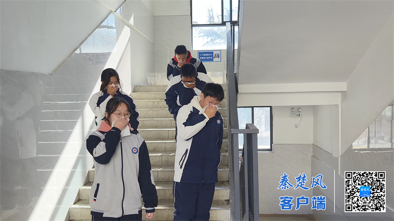 星空体育：郧阳区城关一中开展消防安全应急疏散演练(图1)