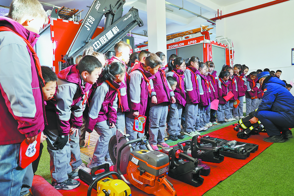 消防站变身课堂安全知识伴成长(图1)