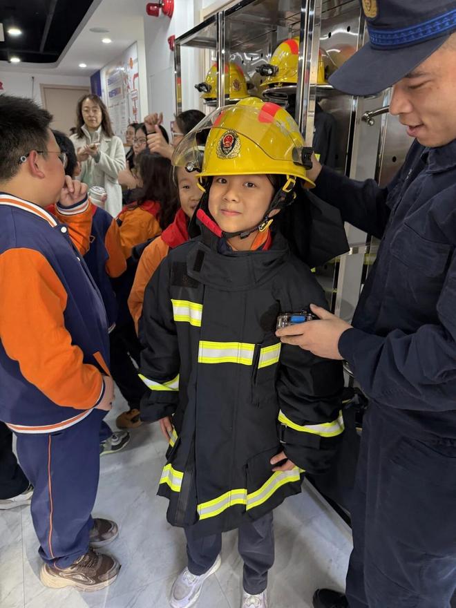 江宁这场“沉浸式”消防体验让社区儿童在“玩”中解锁安全“硬知识”(图3)