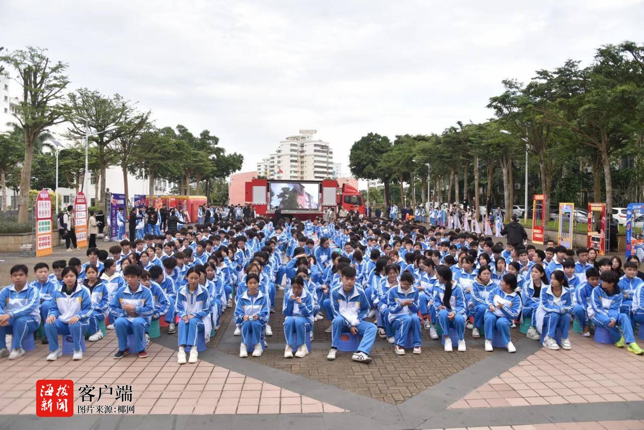 星空体育网站：海口龙华消防走进校园开展“119”消防月科普宣传活动(图3)