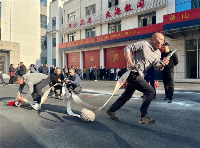 星空体育网站：黄山烟草：消防安全练在平时用在急时(图2)