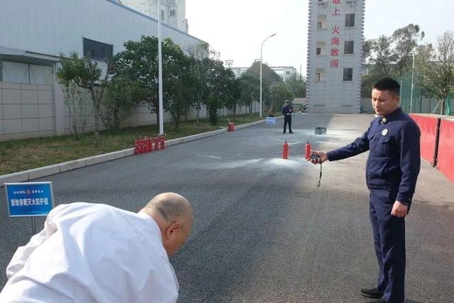 星空体育网站：消防技能大比武经开物业上演“巅峰对决”(图2)