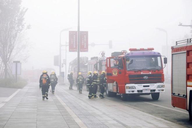 星空体育网站：为安全打call！新津高层建筑灭火救援实战演练举行(图3)