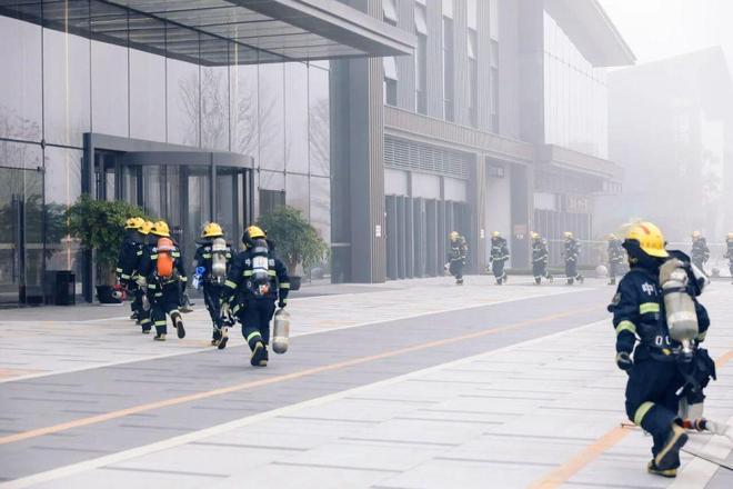 星空体育网站：为安全打call！新津高层建筑灭火救援实战演练举行(图5)