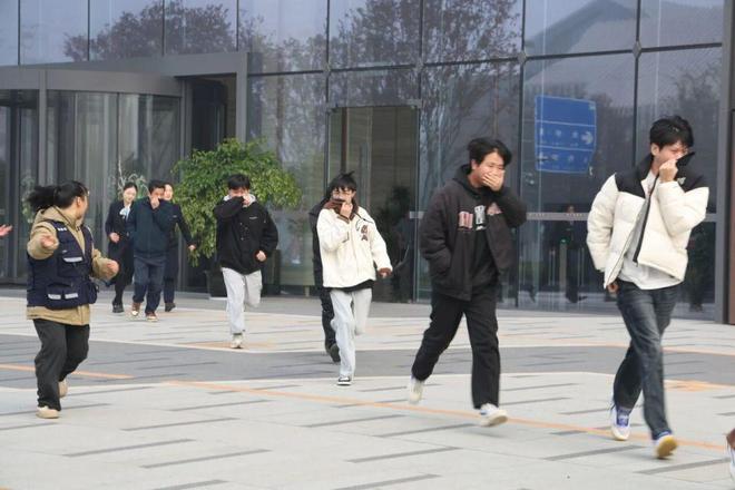 星空体育网站：为安全打call！新津高层建筑灭火救援实战演练举行(图2)