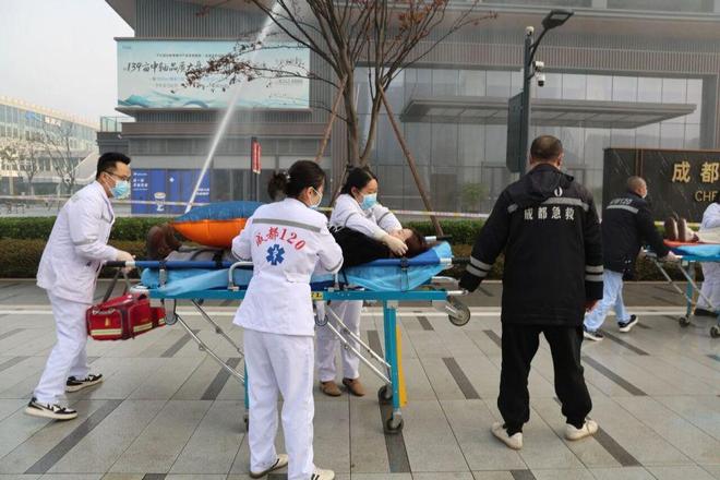 星空体育网站：为安全打call！新津高层建筑灭火救援实战演练举行(图8)