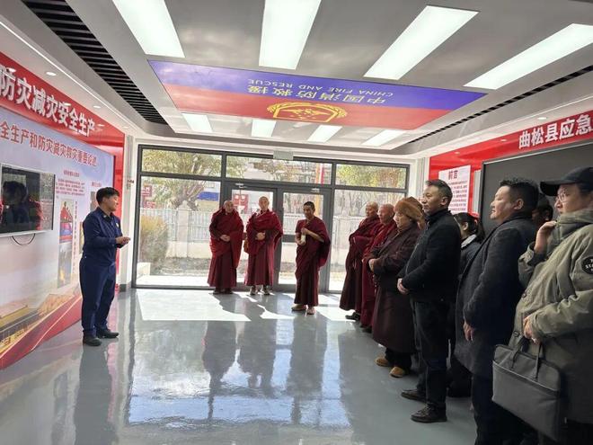 星空体育网站：山南市曲松县“雪域蓝盾·消防宣传教育讲师团”组织僧人开展应急消防科普教育基地参观暨灭火实操演练活动(图1)