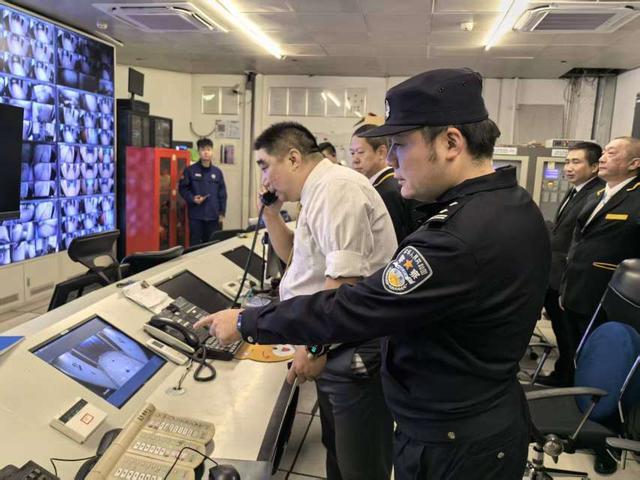 警社联动筑防线 黄浦警方联合街道开展商场楼宇消防应急演练(图1)