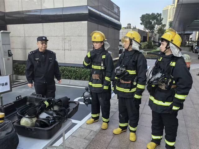 警社联动筑防线 黄浦警方联合街道开展商场楼宇消防应急演练(图3)
