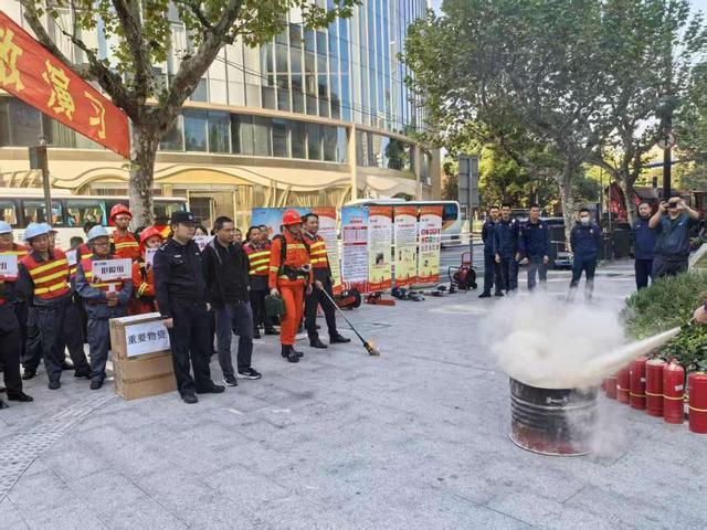 警社联动筑防线 黄浦警方联合街道开展商场楼宇消防应急演练(图2)