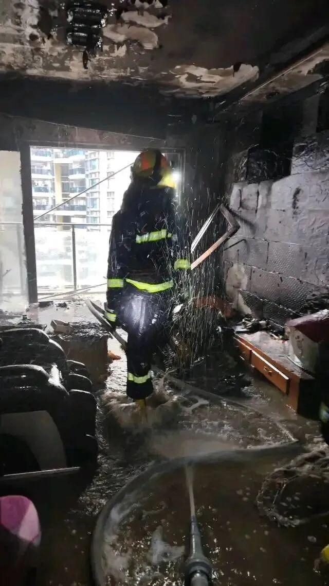 星空体育网站：【每周科普】一家4口火场成功自救：这么简单的招每个家庭都该学！(图2)