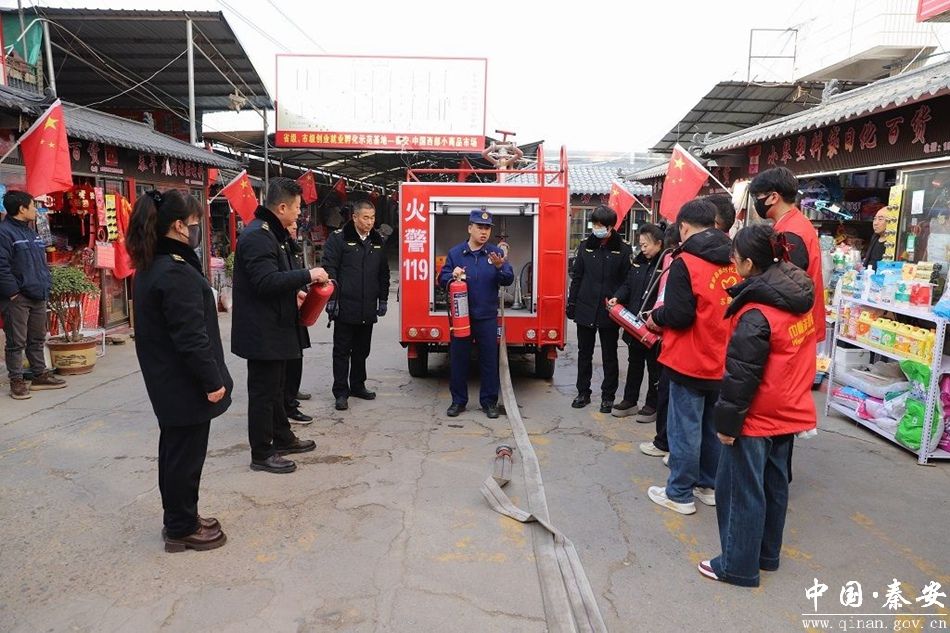 星空体育网站：秦安县消防救援大队在小商品市场开展冬季消防安全培训(图1)
