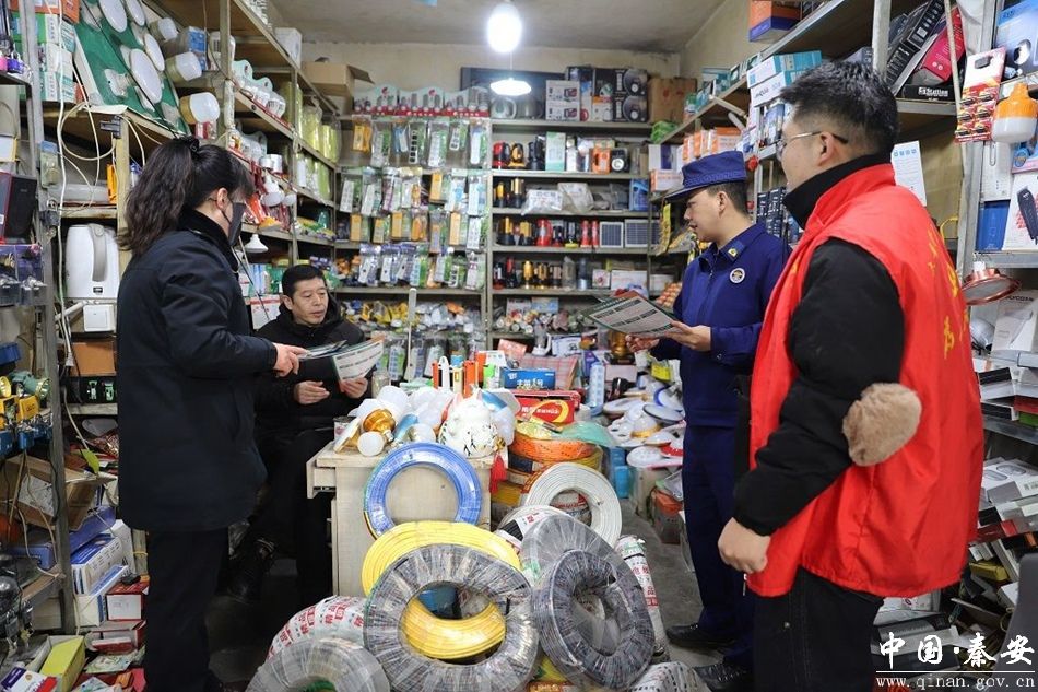 星空体育网站：秦安县消防救援大队在小商品市场开展冬季消防安全培训(图2)