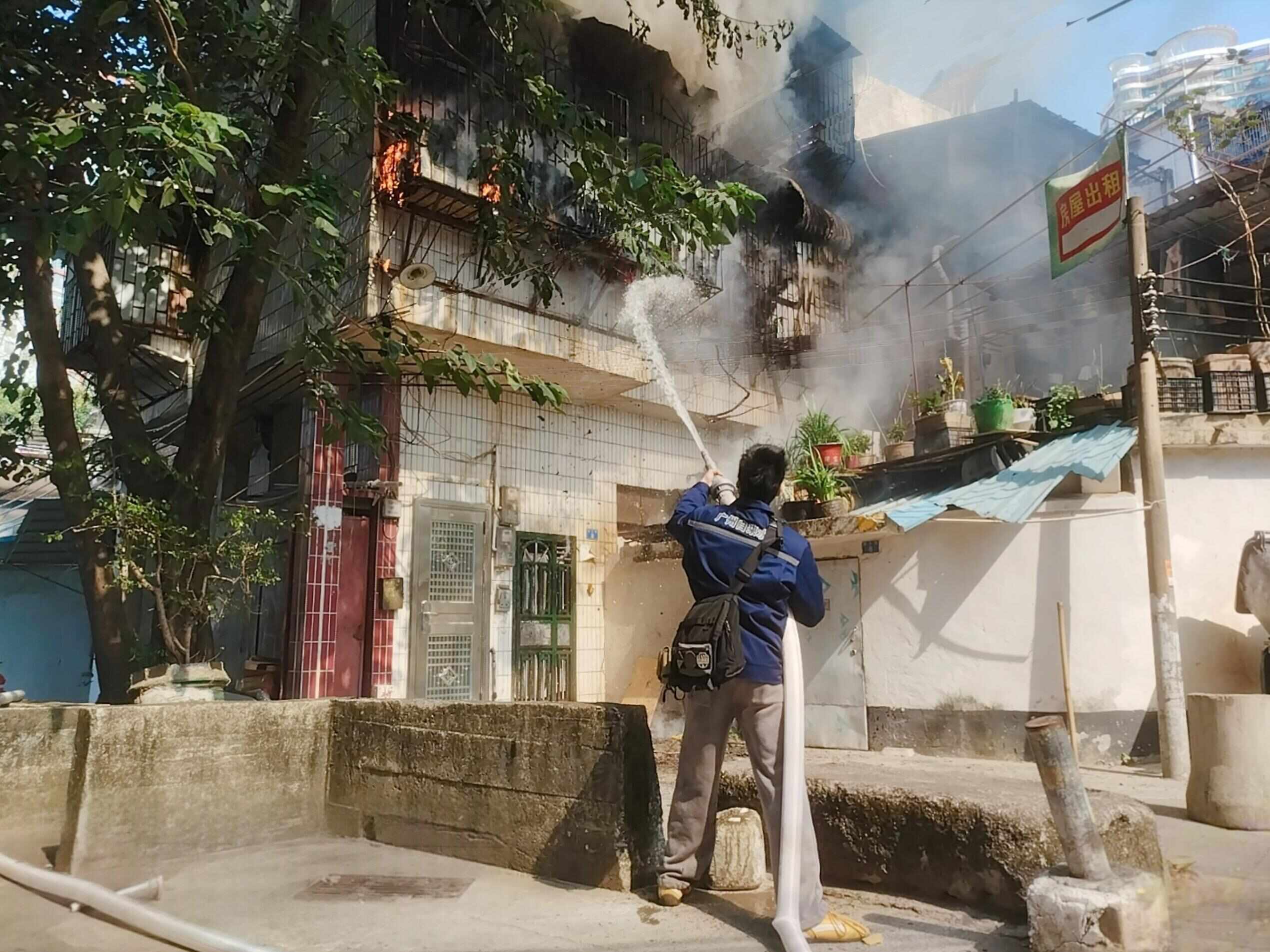 广州海珠一老旧民居起火！两名“星级水管家”上演“教科书式”灭火(图1)