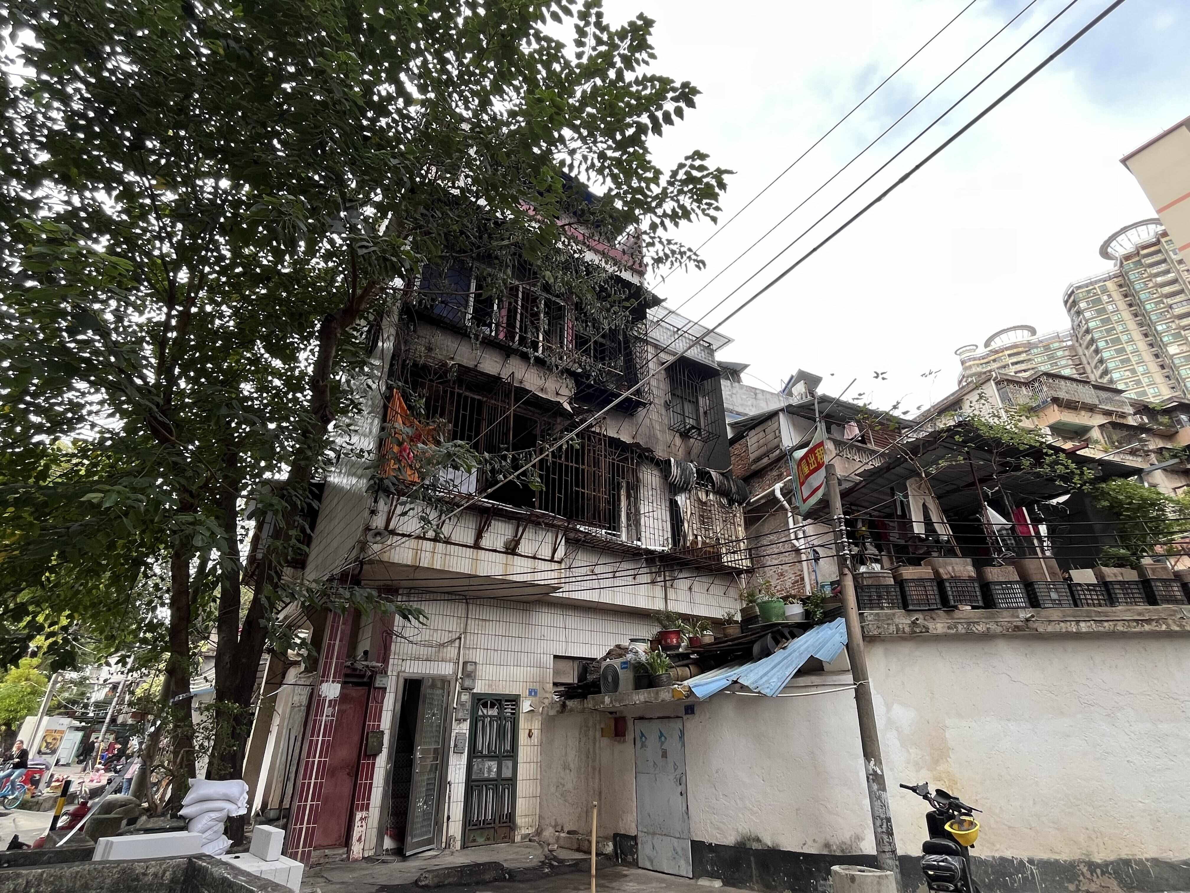 广州海珠一老旧民居起火！两名“星级水管家”上演“教科书式”灭火(图2)