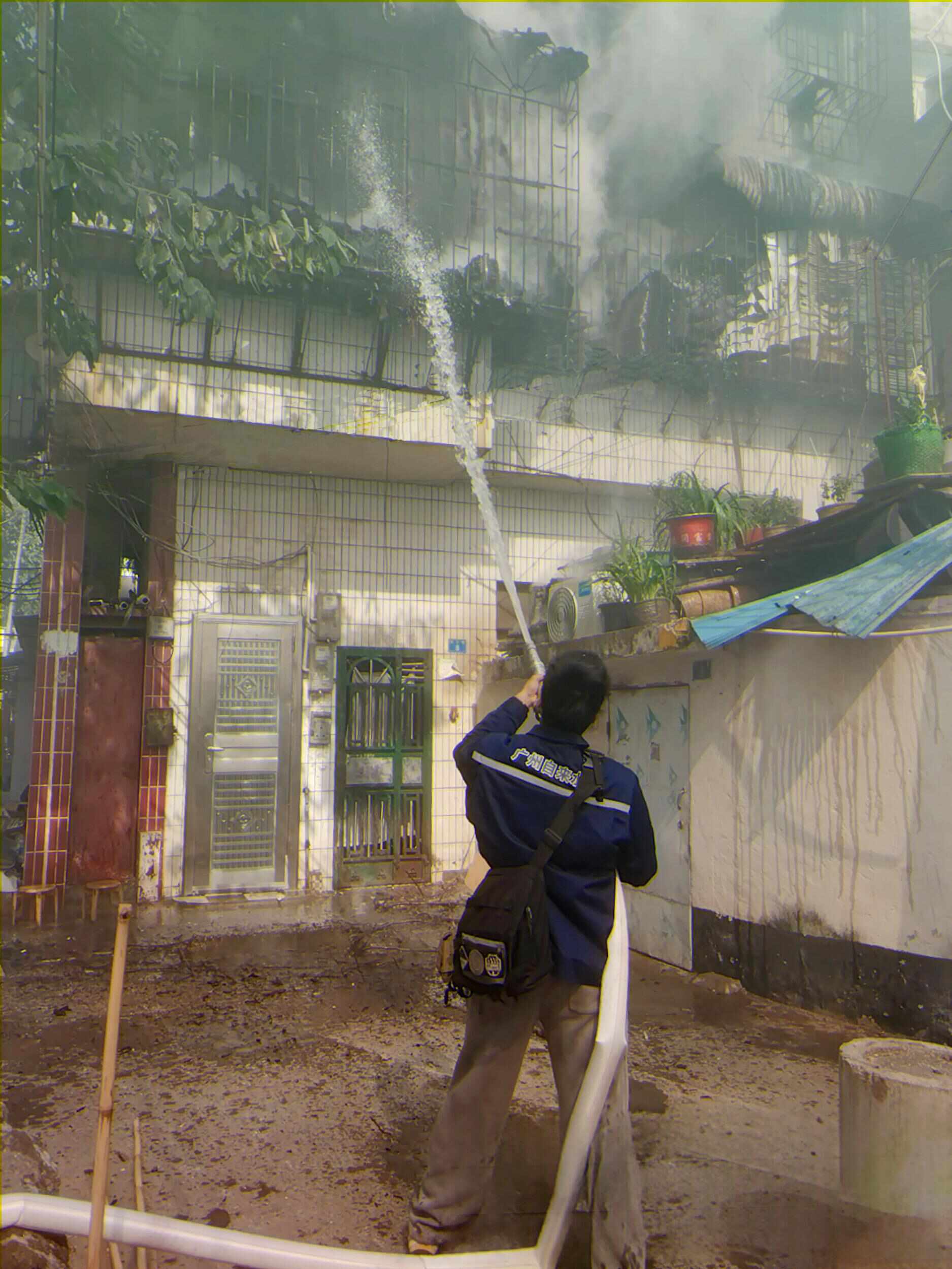 广州海珠一老旧民居起火！两名“星级水管家”上演“教科书式”灭火(图3)