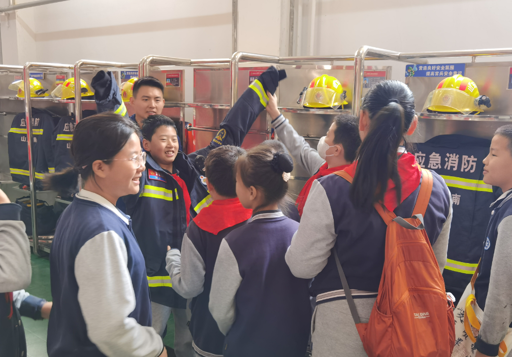 山师附小五（7）中队走进历下区消防大队泉城广场中队(图2)